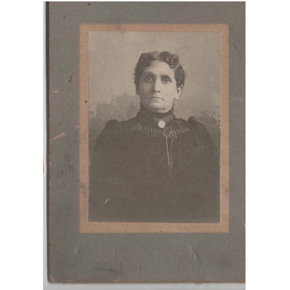 Antique Victorian Cabinet Card Photo Woman Portrait Lace Dress Brooch - Picture 1 of 2